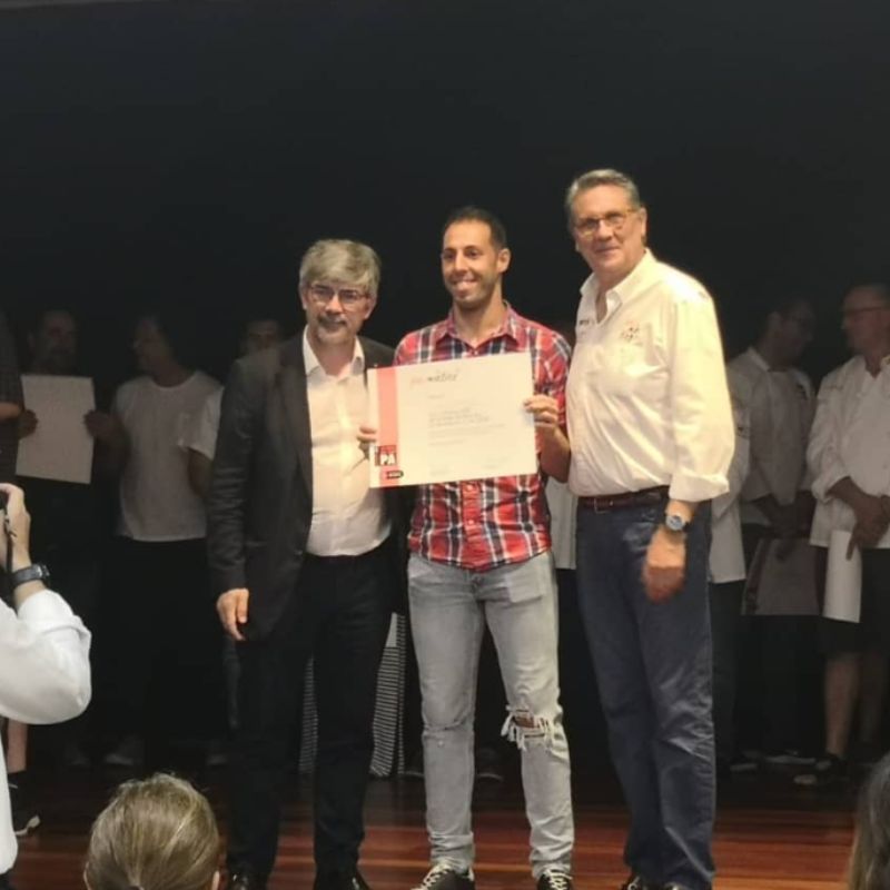 Víctor Marcos recibiendo premios